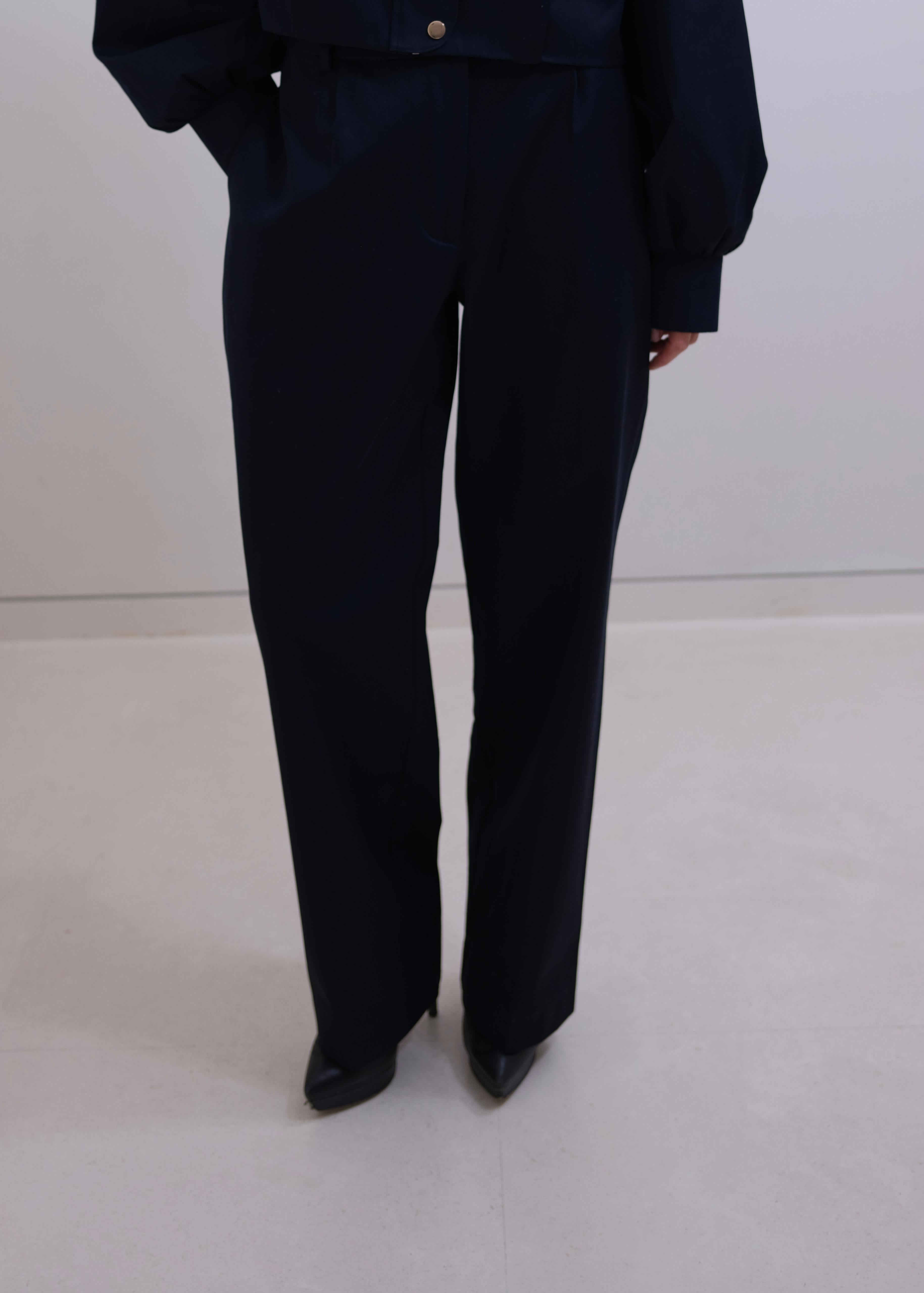 Pantalon femme coupe large bleu marine en gabardine de coton