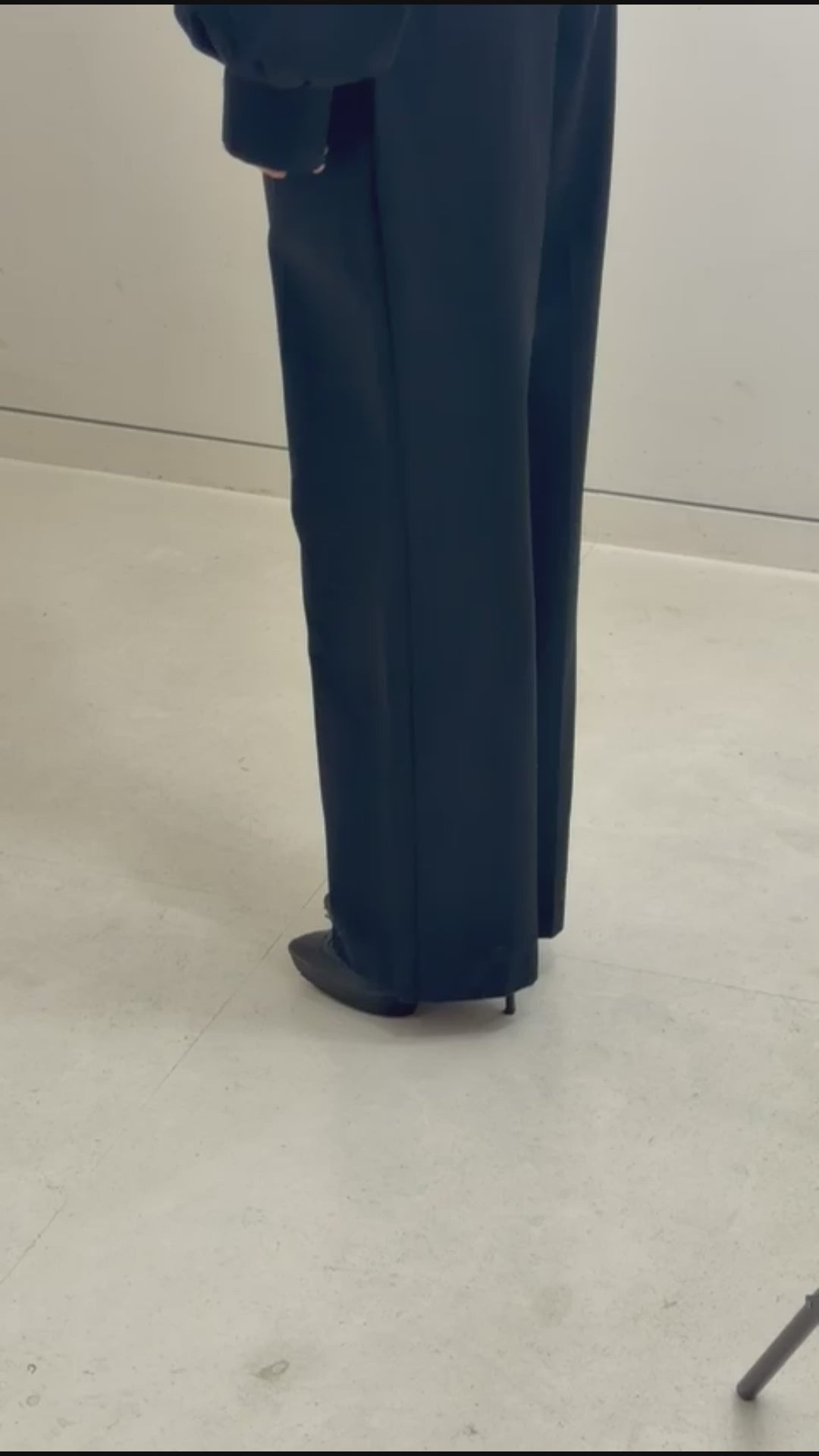 Pantalon femme coupe large bleu marine en gabardine de coton